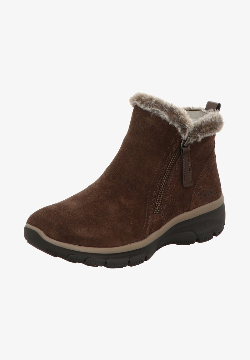 Bota de tobillo de ante marrón con cuello de piel sintética, cremallera lateral, suela de goma sólida y forma curva para mayor comodidad.