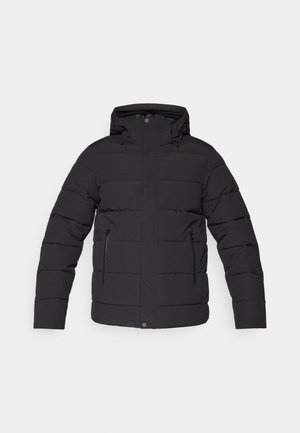 Čierna pufrová bunda s kapucňou, s vodorovným prešívaním, dvoma bočnými vreckami na zips a predným zapínaním na patentky. Hladká, izolačná látka.