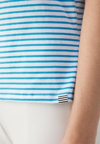 Mads Nørgaard STRIPE TEASY TEE - T-Shirt print - brilliant white/mediterranian blue
