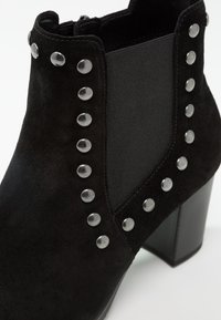 Gabor Tronchetti - black