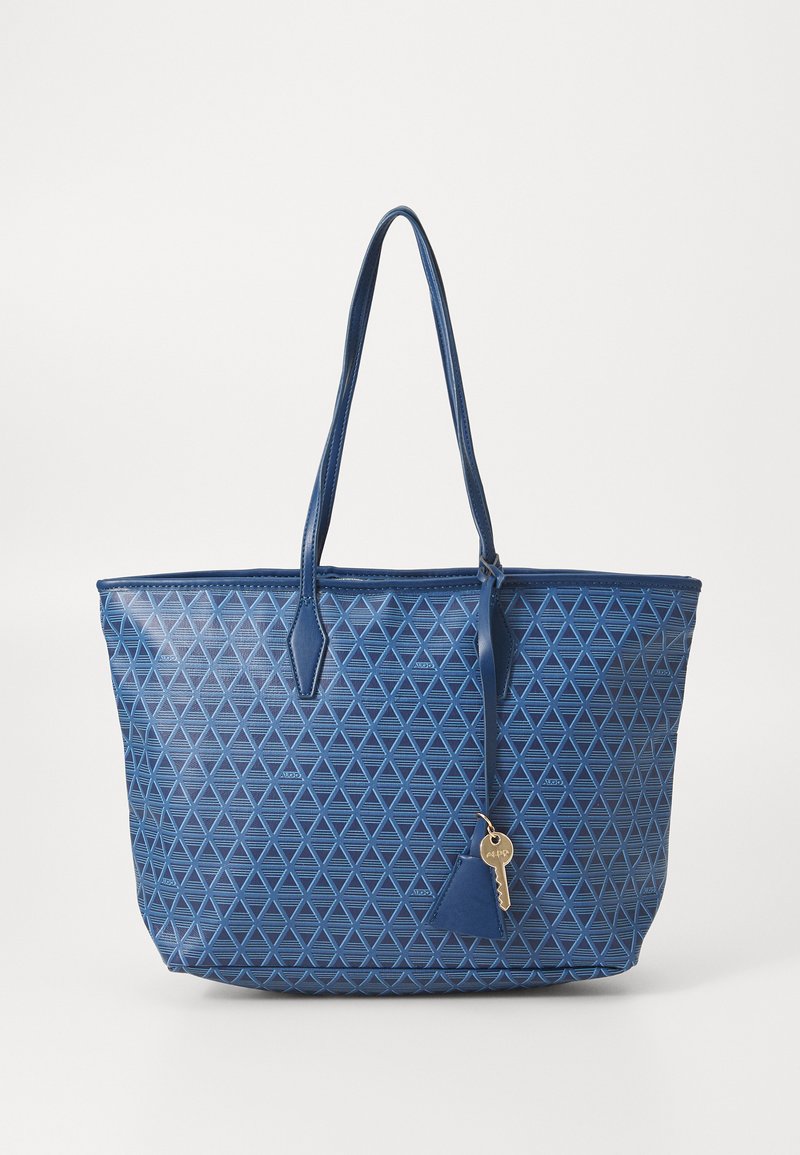 Niebieska torba tote z teksturowanym wzorem w diamenty, wykonana z materiału syntetycznego. Posiada dwa mocne uchwyty oraz akcent w postaci breloczka.