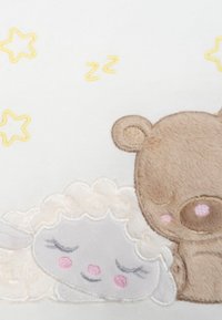 Gestickte Decke mit einem braunen Teddybären und einem schlafenden Schaf auf einem weißen Hintergrund, akzentuiert mit gelben Sternen und "z"-Symbolen.