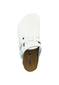 Weiße Clogs mit zwei verstellbaren silbernen Schnallen, einem konturierten braunen Fußbett und einem runden Zehendesign. Glatte, glänzende Außenoberfläche.