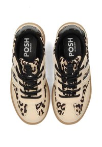 Un paio di sneakers leopardate beige e nere con lacci neri e solette "POSH BY POELMAN", viste dall'alto su uno sfondo bianco.