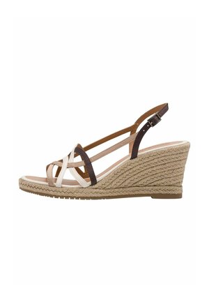 Sandales compensées avec une plateforme en corde tressée couleur tan, dotées de brides croisées beige clair et marron foncé, ainsi que d'une sangle de cheville ajustable.