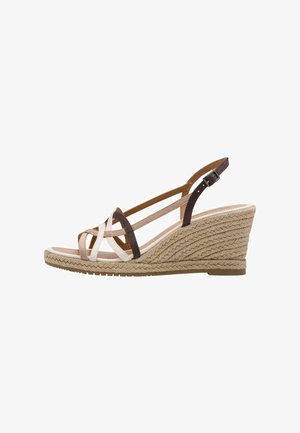 Sandales compensées avec une plateforme en corde tressée couleur tan, dotées de brides croisées beige clair et marron foncé, ainsi que d'une sangle de cheville ajustable.