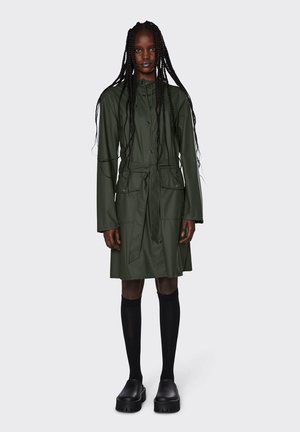 Robe en veste imperméable vert kaki avec une taille ceinturée, boutons-pression à l'avant, deux grandes poches et manches longues. Design minimaliste.