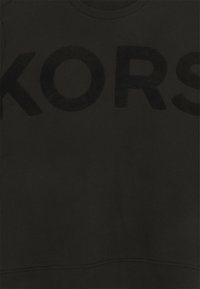 Felpa nera con un grande logo "KORS" in nero opaco sul davanti, scollo rotondo e polsini e orlo a coste. Tessuto morbido.