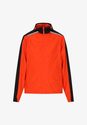 Let rød og sort letvægtsjakke med lynlås, der har høj krave og reflekterende detaljer på skuldrene. Glat tekstur.