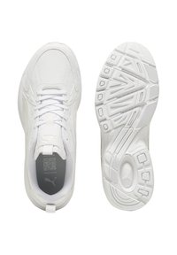 Scarpe sportive bianche con tomaia in pelle, dettagli in rete e suola in gomma testurizzata con un distinto profilo di battistrada.
