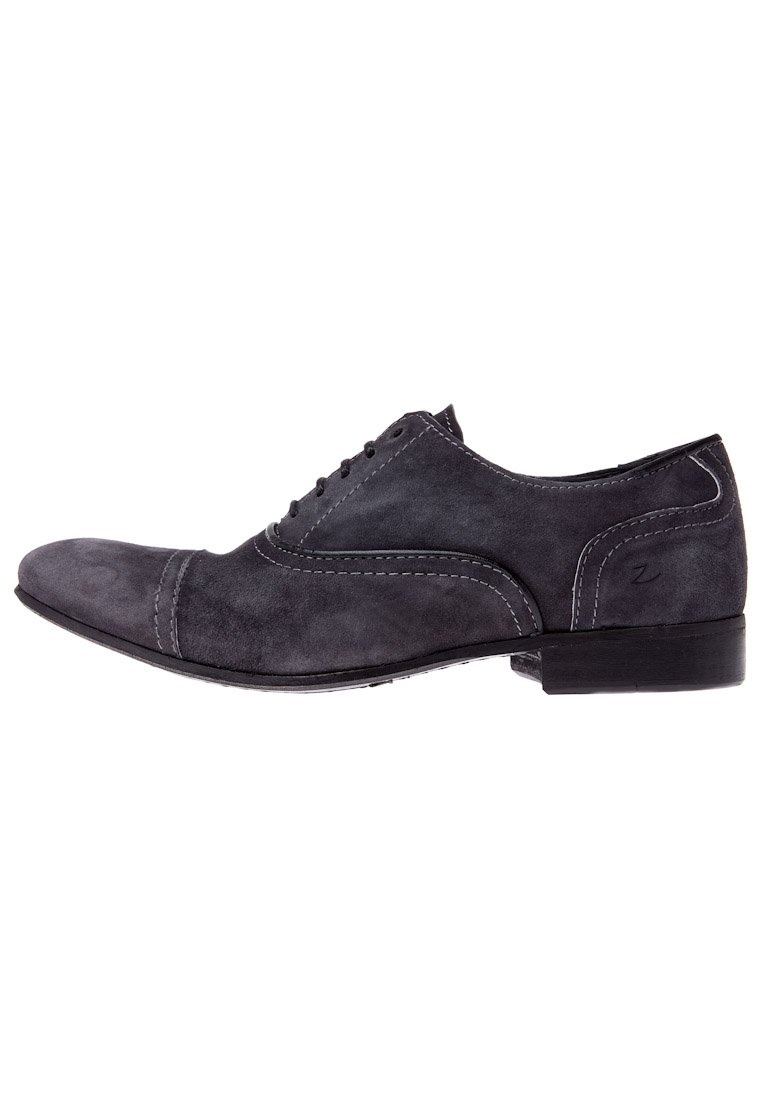 Scarpa oxford in suede grigio con una finitura liscia, punta appuntita, sei occhielli e cuciture a contrasto lungo i lati e la suola.