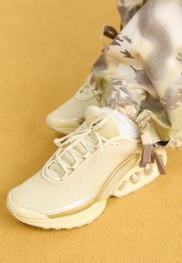 AIR MAX DN - Sneakers low - light khaki/fossil/team gold