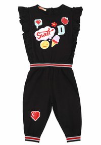 Crn jumpsuit z nabranimi rokavi, ki vključuje pisanih obližev (srca, emojije, sladoled), prugast pas in elastične manšete.