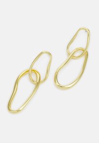 Boucles d'oreilles dorées mettant en avant deux maillons abstraits entrelacés, fabriquées en métal lisse avec une finition polie. Conception légère.