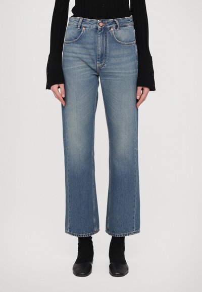 Jeans de denim de tiro alto en azul claro con un ajuste holgado, piernas rectas, costuras en contraste y diseño clásico de cinco bolsillos.