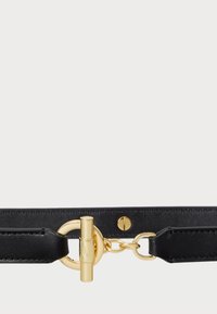 Melnas ādas siksna ar zelta toņu aparatūru un apaļu aizdari. Tekstūra ir gluda, ar minimālistisku dizainu un tīrām līnijām.