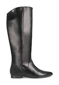 Botas de cuero negras hasta la rodilla con punta afilada, textura suave y diseño minimalista. Presentan un pequeño logo como detalle en la parte superior.