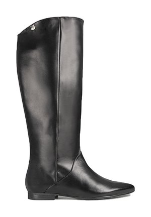 Botas de cuero negras hasta la rodilla con punta afilada, textura suave y diseño minimalista. Presentan un pequeño logo como detalle en la parte superior.