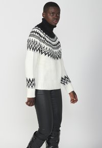 Koroshi Strickpullover - crudo