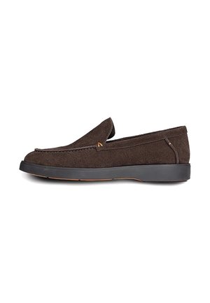 Brązowy zamszowy loafers wsuwany z czarną gumową podeszwą i minimalnym detalem szwów, pokazany z profilu na białym tle.