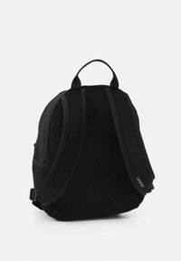 Czarny plecak z kordurowej tkaniny, wyposażony w wyściełane ramiączka, uchwyt na górze oraz etykietę "Jordan" na jednym z ramiączek, prezentowany na jednolitym białym tle.