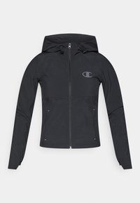 Melnas zip-up jakas ar kapuci, ar logotipu krūšu daļā, izgatavota no gludas, vieglas auduma; iekļauj auklas un pieguļošu dizainu.