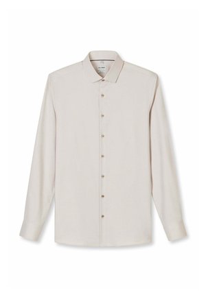 Beiges langärmeliges Hemd mit Knöpfen, klassischem Kragen und braunen Knöpfen, flach auf weißem Hintergrund dargestellt.