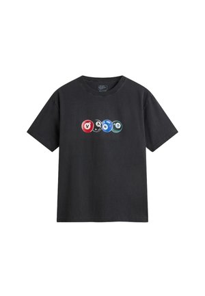 Schwarzes T-Shirt mit kurzen Ärmeln und vier bunten Billardkugeln, die auf der Brust "VANS" buchstabieren.