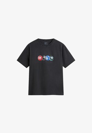Camiseta negra de manga corta con cuatro bolas de billar de colores que forman la palabra "VANS" en el pecho.
