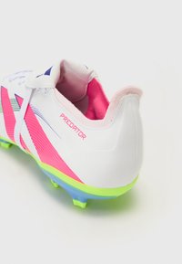 Hvide fodboldstøvler med pink og grønne detaljer, med en tekstureret overdel og "PREDATOR" branding på hælen. Lys grøn sålkegler.
