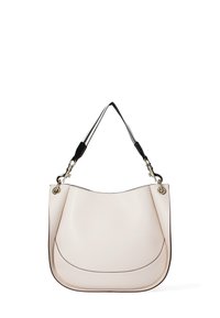 Borsa a mano in pelle beige chiaro con forma curva, dotata di hardware color oro e una tracolla a contrasto bianca e nera.