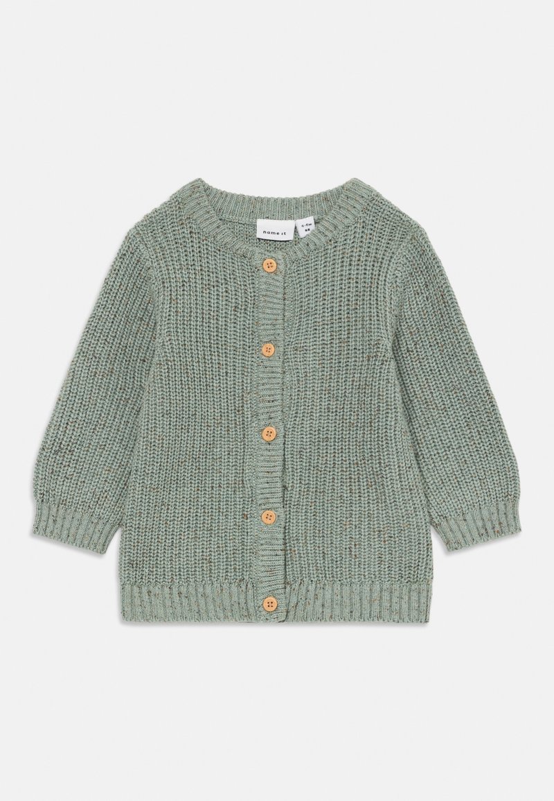 Cardigan lavorato a maglia in verde chiaro, con scollatura rotonda, maniche lunghe e bottoni in legno lungo la parte anteriore; motivo testurizzato su tutta la superficie.