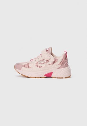 Sneaker per bambini FILA di colore rosa con tomaia in rete e sintetico, cinturino in velcro e suola in gomma con dettagli rosa e marrone, vista laterale su sfondo bianco.