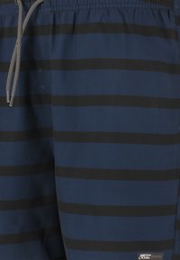Shorts de bain navy avec des rayures noires horizontales, fabriqués en matériau léger, dotés d'une taille élastique et d'un cordon de serrage contrastant.