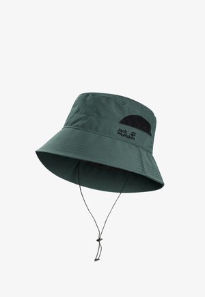Grüner Eimerhut aus leichtem Stoff mit breiter Krempe, verfügt über einen Kordelzug und ein schwarzes Netzpaneel, mit Markenlogo an der Seite.