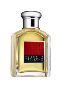 Bouteille en verre transparent avec un large capuchon argenté ; liquide jaune à l'intérieur ; étiquette avec un carré rouge et un texte noir indiquant "Tuscany Per Uomo Eau de Toilette."