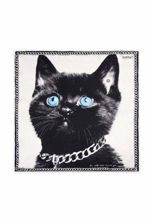 Gato negro con ojos azul brillante que lleva un collar de cadena plateada, centrado sobre un paño cuadrado blanco con un borde de cadena negra.