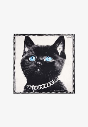 Gato negro con ojos azul brillante que lleva un collar de cadena plateada, centrado sobre un paño cuadrado blanco con un borde de cadena negra.
