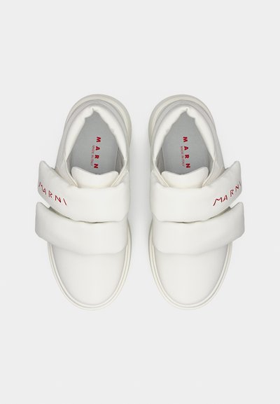 Λευκά αθλητικά παπούτσια με επενδεδυμένο σχέδιο, που διαθέτουν δύο χοντρές, ρυθμιζόμενες λουράκια με βέλκρο. Κόκκινο λογότυπο "Marni" στο πάνω λουράκι. Λείο υφή.