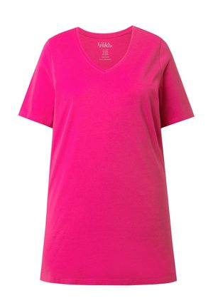 Kirkkaan vaaleanpunainen lyhythihainen V-pääntie puuvillapaita väljällä leikkauksella, esitetty valkoisella taustalla.