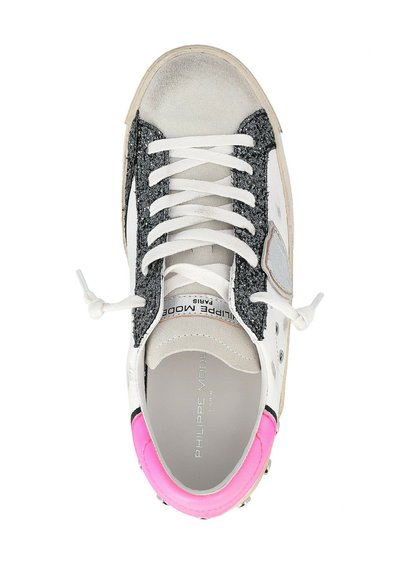 Sneaker bianco con pannelli laterali grigi glitterati, accenti rosa sul tallone, tessuto testurizzato e lacci bianchi. Dettaglio del logo argentato sulla linguetta.