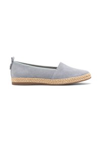 Espadrille in suede grigio piatto con suola in corda di juta e un piccolo tacco. Presenta un design semplice e un'apertura elastica sul retro.
