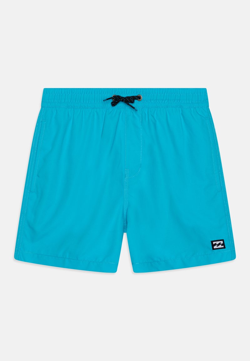 Shorts de bain turquoise en tissu léger avec une taille élastique, un cordon de serrage noir et un petit patch logo noir sur le côté.