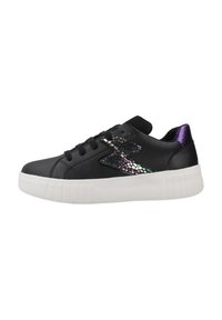 Zapatillas negras con parte superior de cuero texturizado, que presentan un detalle iridiscente multicolor y una suela de goma blanca con detalles estriados.