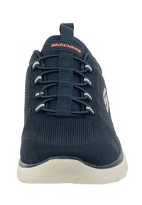 Baskets en maille marine avec des accents blancs, bout rond et six boucles élastiques pour les lacets. Équipées d'un logo sur la languette et d'une semelle en caoutchouc blanc.