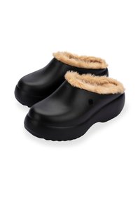 Czarne klapki z platformą i beżowym sztucznym futrem wzdłuż otworu. Wykonane z gładkiego materiału z zaokrąglonym czubkiem.