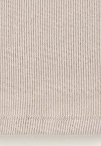 Gros plan sur un tissu côtelé beige avec une texture tricotée verticale visible et un ourlet en bas.