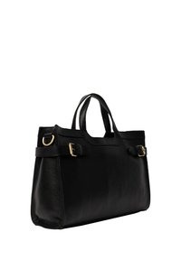 Bolso de mano de cuero negro con dos asas cortas, forma rectangular, acabado texturizado y detalles y hebillas en dorado.