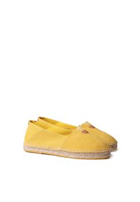 Espadrillas in tela gialla con dettagli in pelle marrone. Presentano una punta arrotondata e una suola in corda di juta. Design semplice e piatto per un look casual.