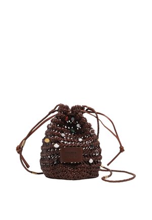 Brązowa pleciona torba ze ściągaczem, ozdobiona kolorowymi koralikami i małą prostokątną skórzaną naszywką z logo z przodu.